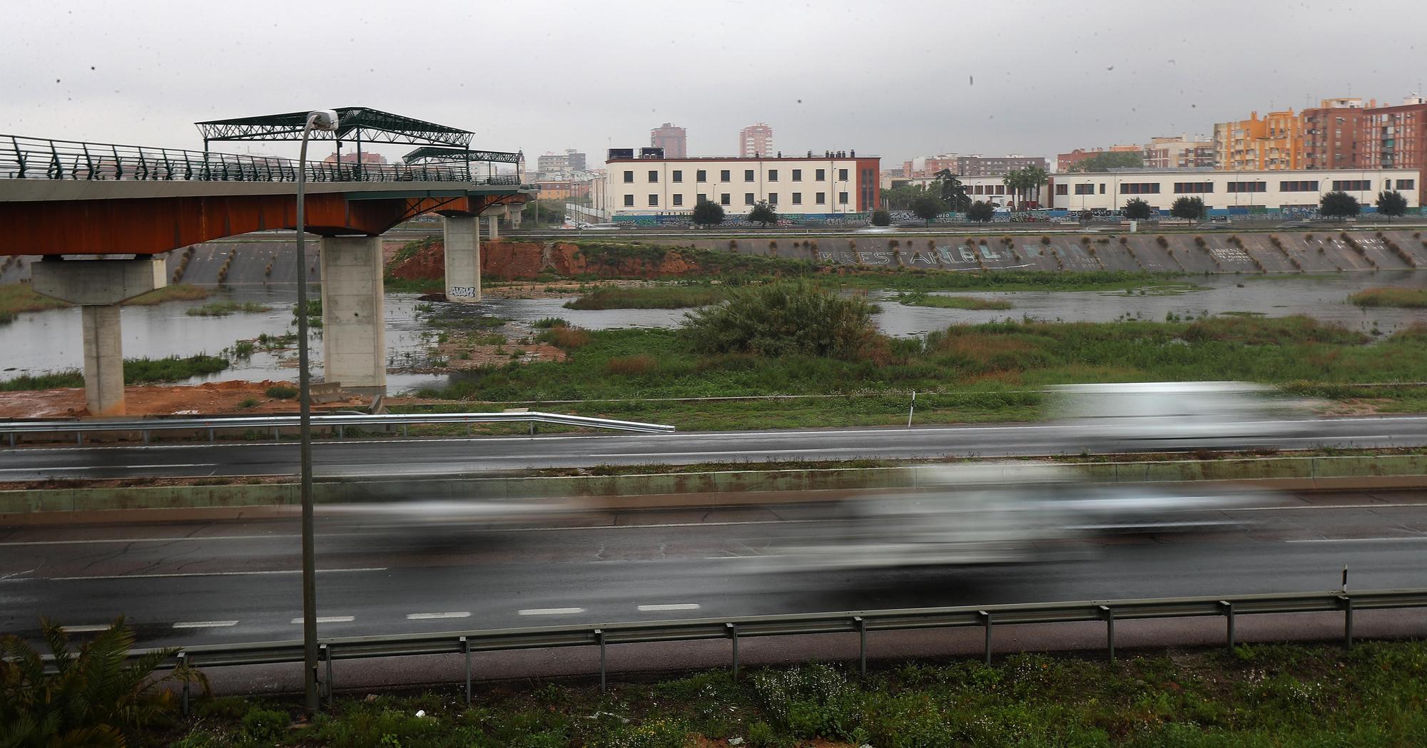 El nuevo cauce del Río Turia lleno, de nuevo, por el temporal de lluvias en València