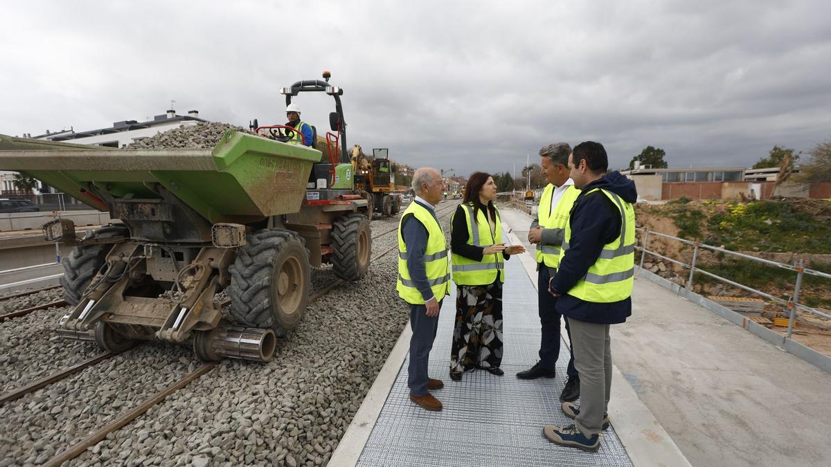 Mus visita las obras del primer puente de Metrovalencia reconstruido en Paiporta