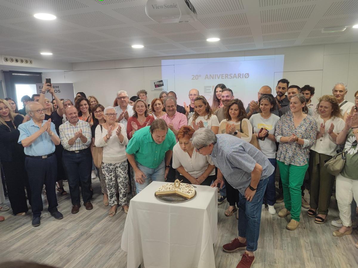 Momento en el que han soplado las velas para celebrar el 20º aniversario de la EAPN en la Región.