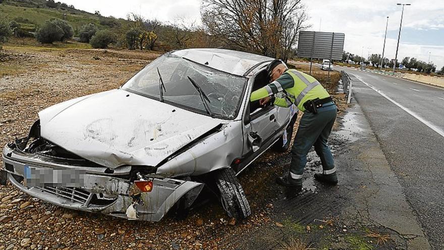 Las carreteras extremeñas registran dos fallecidos menos durante 2015