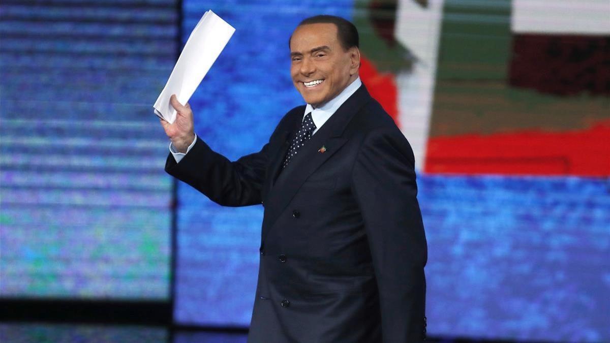 Berlusconi saluda a su llegada para participar en el programa de la RAI 'Che Tempo che Fa', en Milán, el 26 de noviembre.