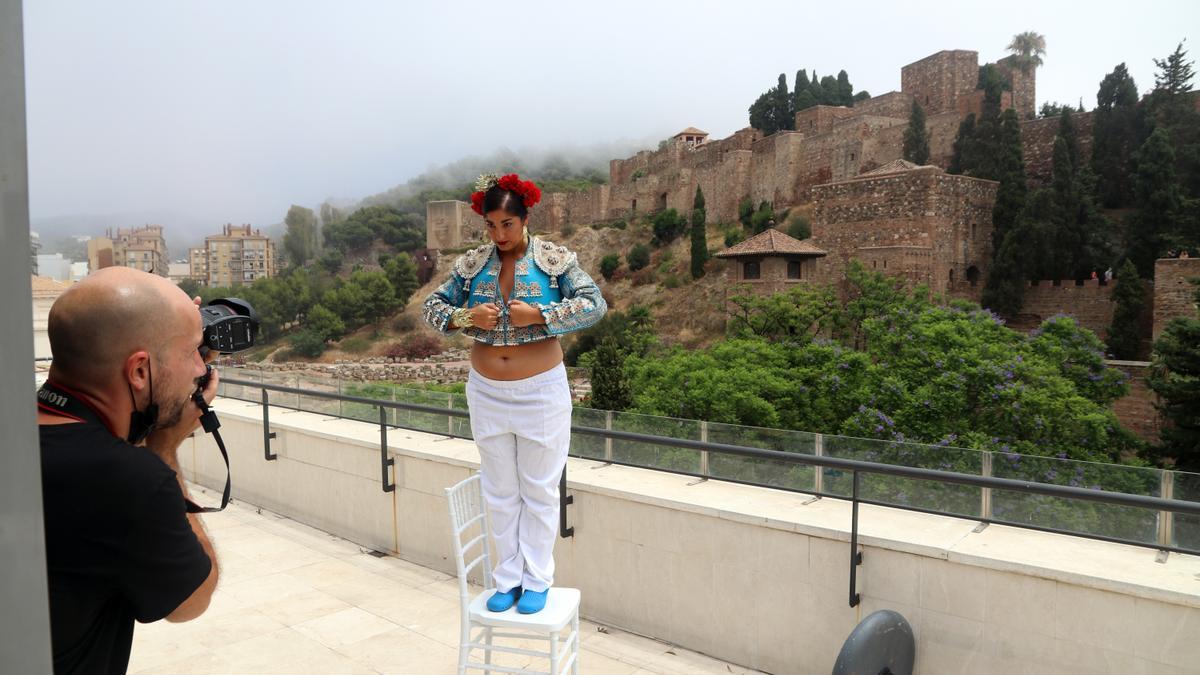 Preparativos de la exposición 'Héroes con volantes' de moda flamenca de Málaga de Moda