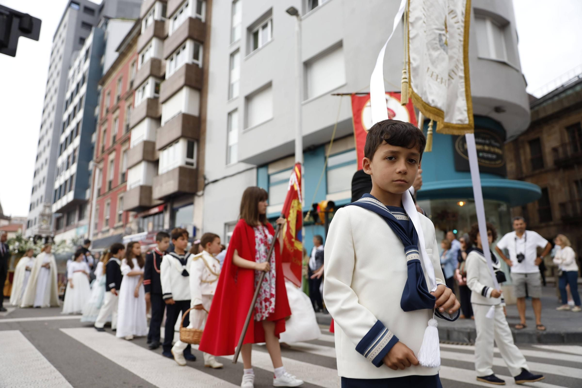 Pétalos, incienso, niños... así fue la procesión del Corpus Christi en Gijón (en imágenes)