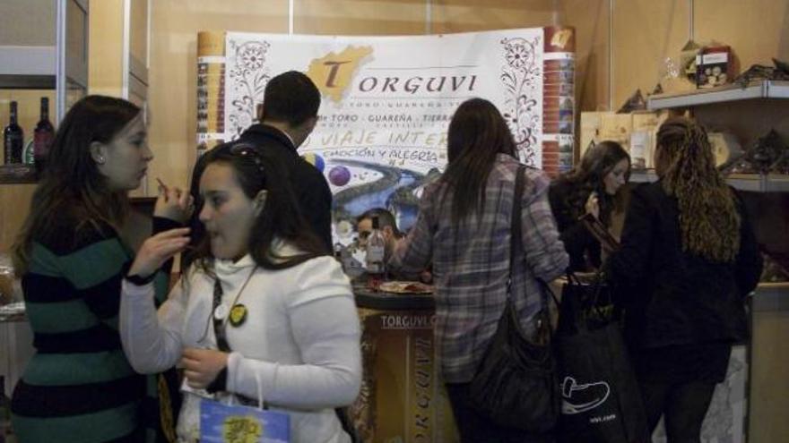 Varias personas en el estand de Torguvi de la Feria Gourmets que se celebra en Madrid.