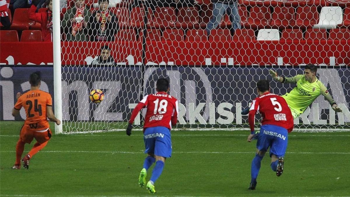 Adrián marcó de penalti el primer gol del Eibar