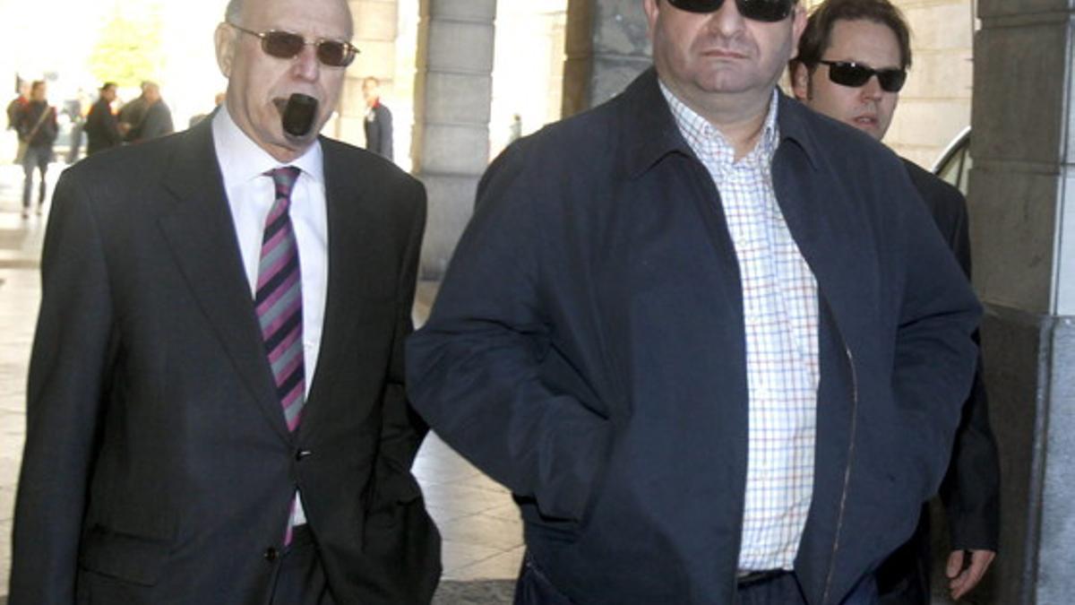 Juan Francisco Trujillo (centro), acompañado de su abogado, Antonio Aguilar (izquierda), a su llegada a la Audiencia de Sevilla.