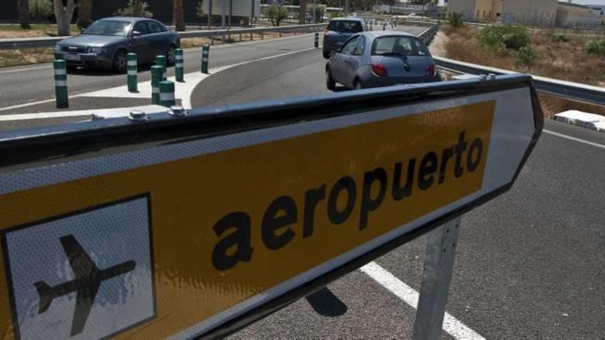 Vehículos circulando en la rotonda de acceso al aeropuerto de Alicante-Elche, asentado en la pedanía ilicitana de El Altet