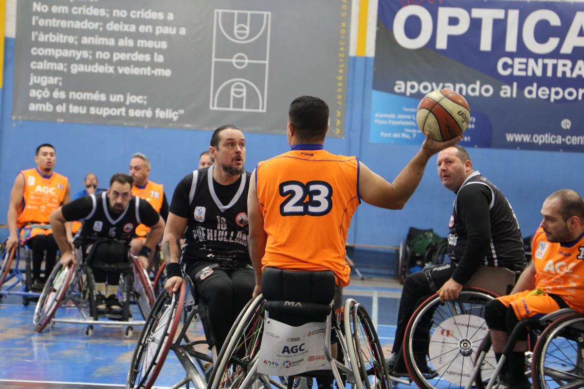 Una jugada entre el ADIV y el Puertollano en el partido de baloncesto en silla de ruedas, en el Genovés.