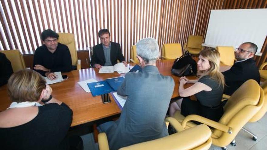 Pavón (Guanyar) y Bellido (Compromís), frente a ediles del PSOE y el secretario municipal.