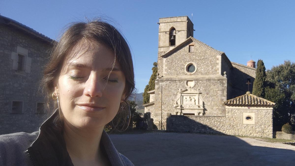 Magalí Sare, delante del Santuari de la Mare de Déu de l'Ajuda (Balenyà)