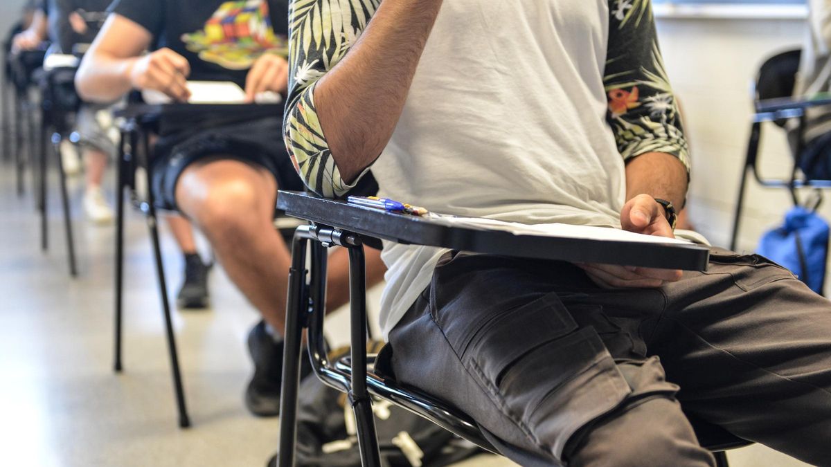Estudiantes en un examen.