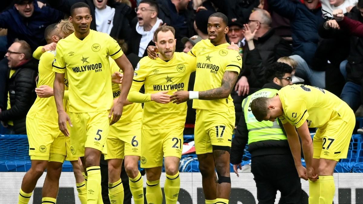 Eriksen celebrando el tanto con sus compañeros