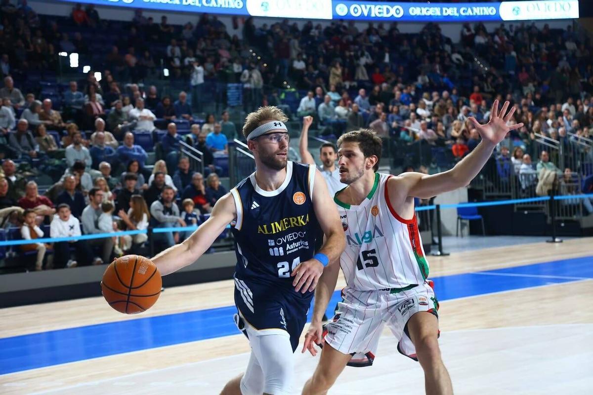 CalvinHermanson, con el balón, en un partido del Alimerka Oviedo Baloncesto