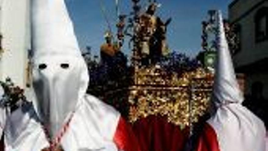 La procesión de San Roque llena de palmas la plaza de Badajoz