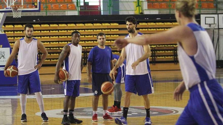 Los jugadores del Club Ourense Baloncesto, ayer en el Pazo Paco Paz. // Iñaki Osorio