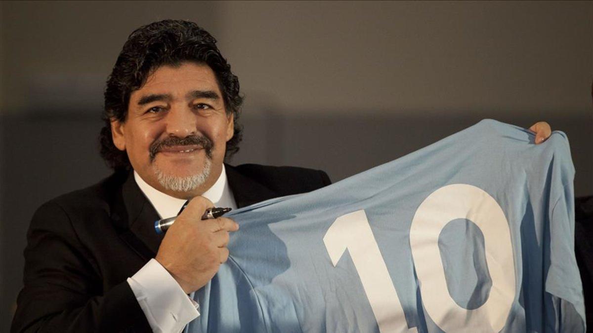 Maradona junto a una camiseta con el dorsal 10