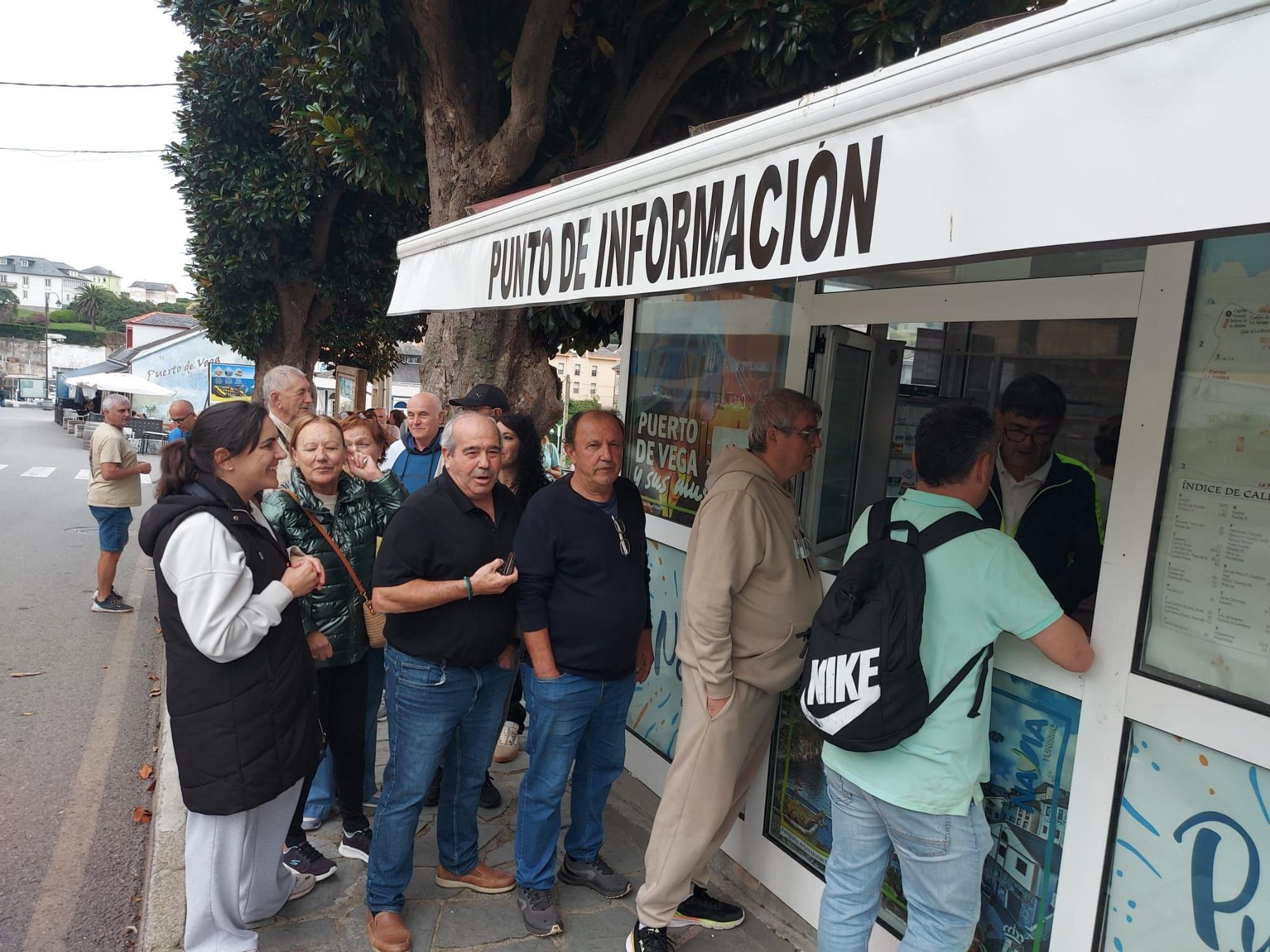 En imágenes: Colas en Puerto de Vega para conseguir una entrada para el partido de la Copa del Rey