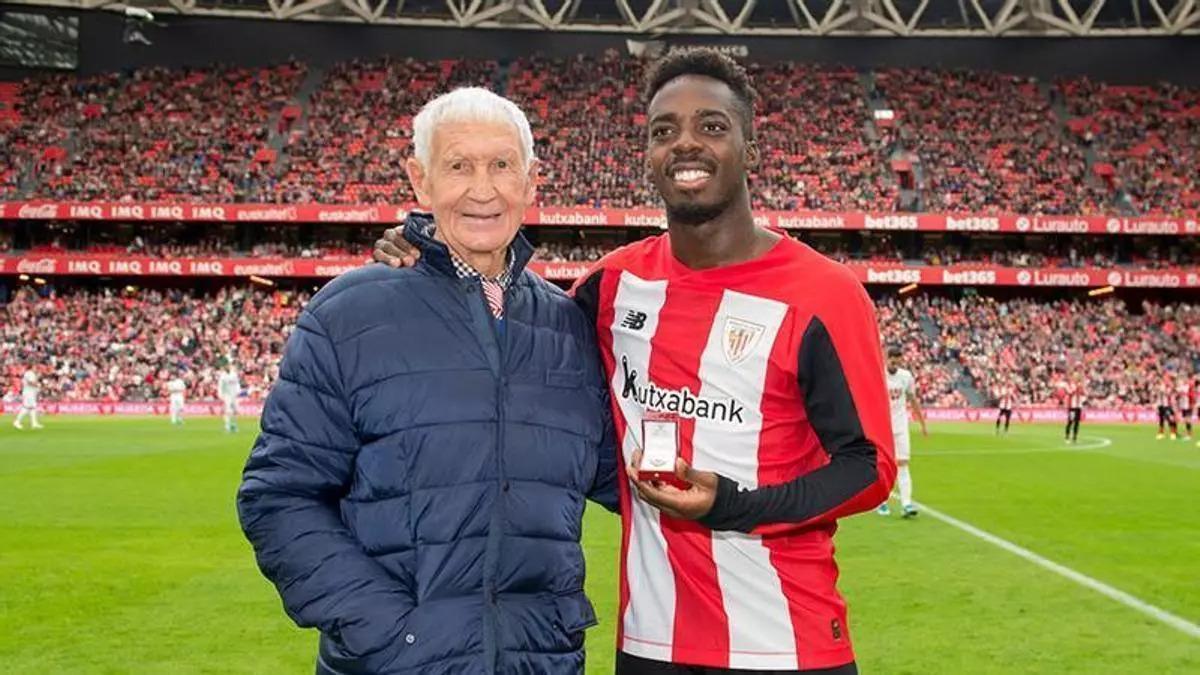 Carmelo Cedrún, en una imagen cono Iñaki Williams, jugador del Athletic, en San Mamés.