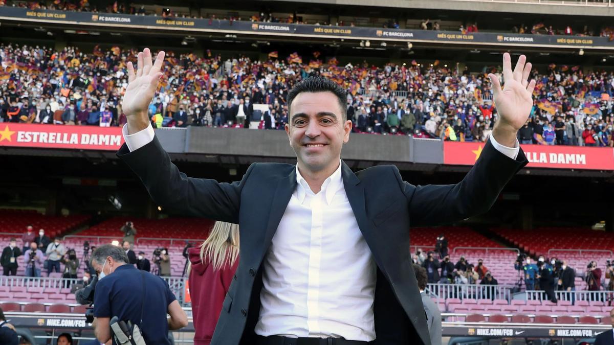 Xavi, con la tribuna del Camp Nou de fondo.