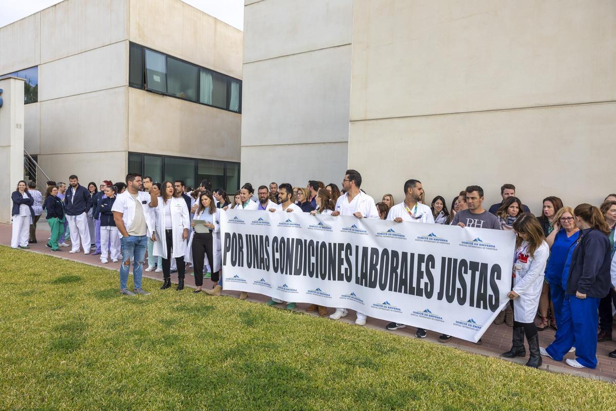 Un momento de la concentración en el hospital este jueves