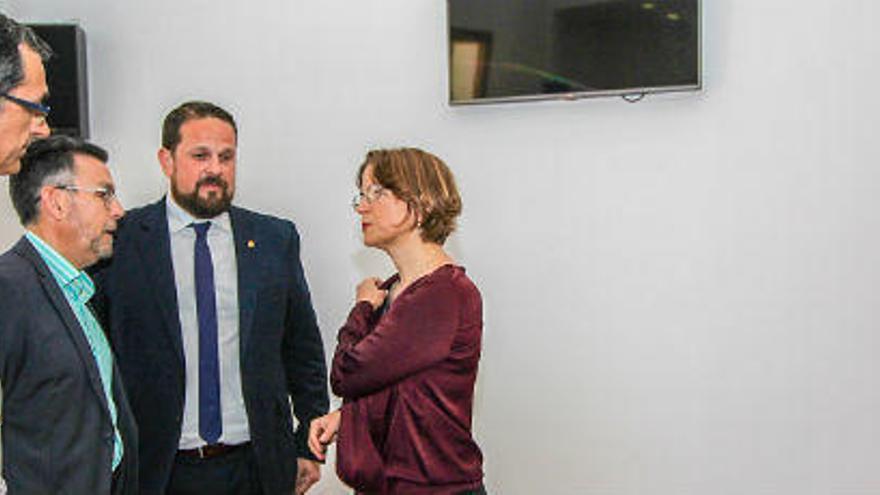 La consellera de Agricultura, Elena Cebrián, se desplazó ayer hasta Cox para inaugurar una sede para los regantes y una Casa de la Juventud