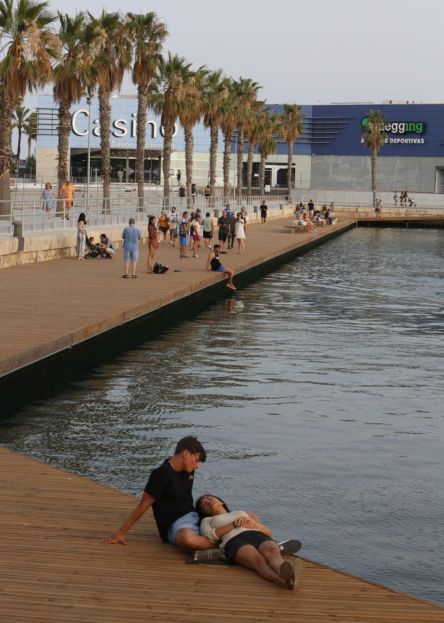 Así luce la nueva pasarela de madera en el puerto de Alicante