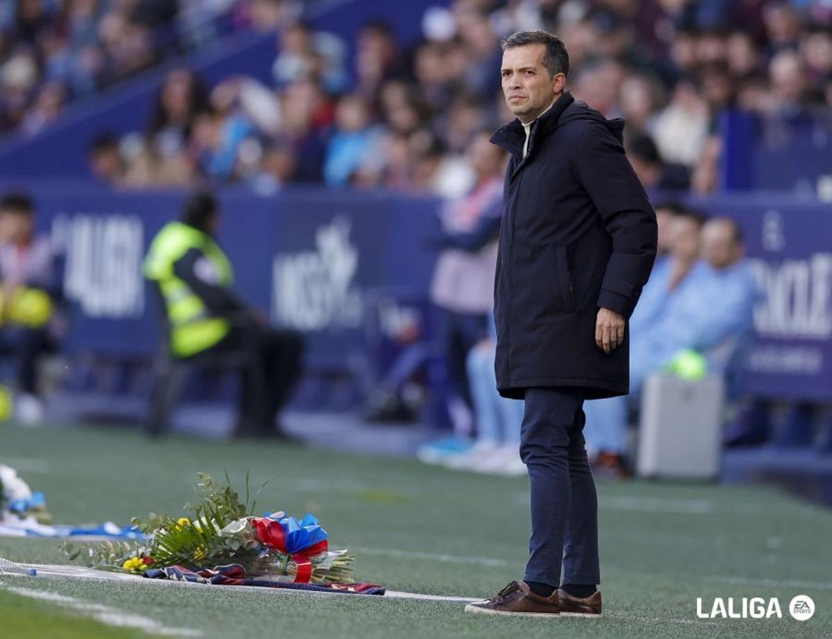Luís Castro en la banda de Orriols