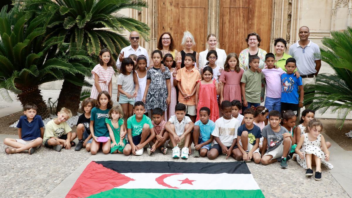 Marga Prohens ha ofrecido este mediodía una recepción a los niños saharauis del programa &quot;Vacaciones en paz 2023&quot;.