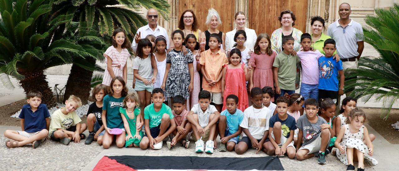 Marga Prohens ha ofrecido este mediodía una recepción a los niños saharauis del programa &quot;Vacaciones en paz 2023&quot;.