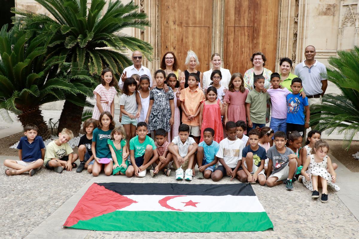 Marga Prohens ha ofrecido este mediodía una recepción a los niños saharauis del programa &quot;Vacaciones en paz 2023&quot;.