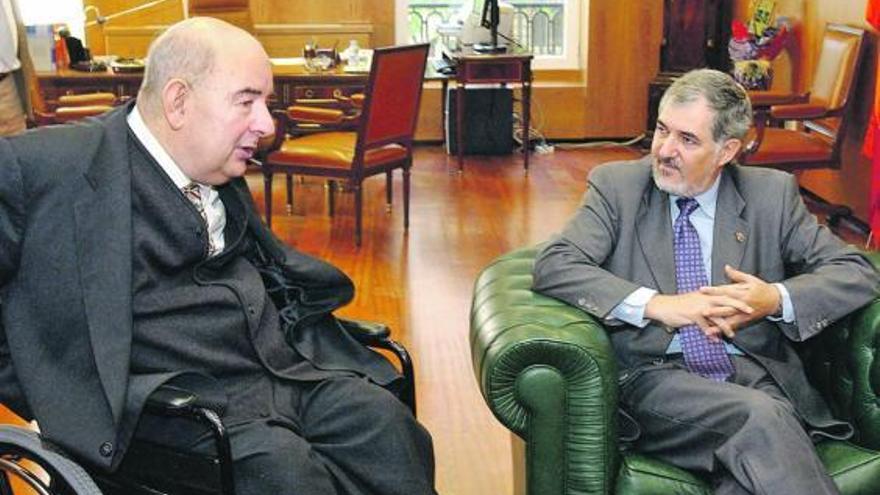 El fiscal Fungairiño, a la izquierda, con Conde Pumpido en una foto tomada en 2004. / ballesteros / efe