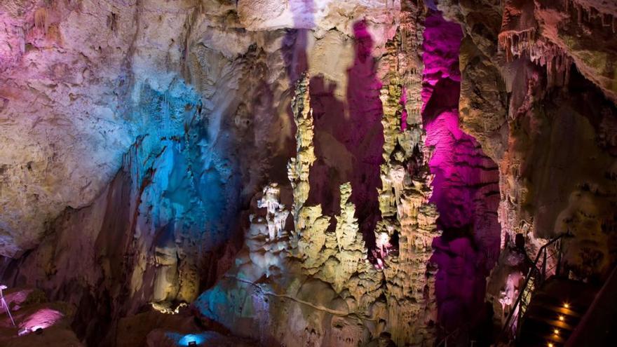 Cuevas como las del Canelobre son monumentos geológicos que merece la pena visitar