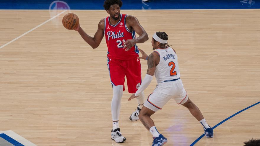 Embiid, de los Sixers, defendido por McBride.