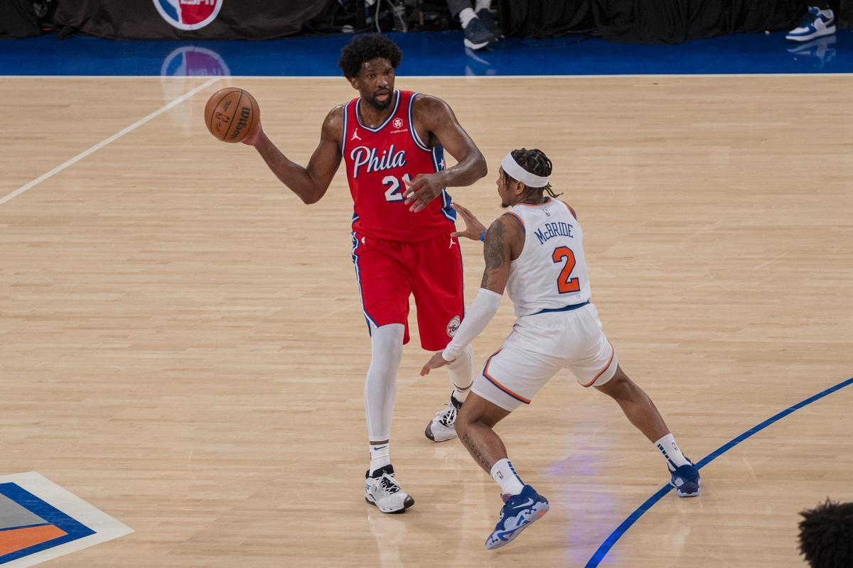 Embiid, de los Sixers, defendido por McBride.