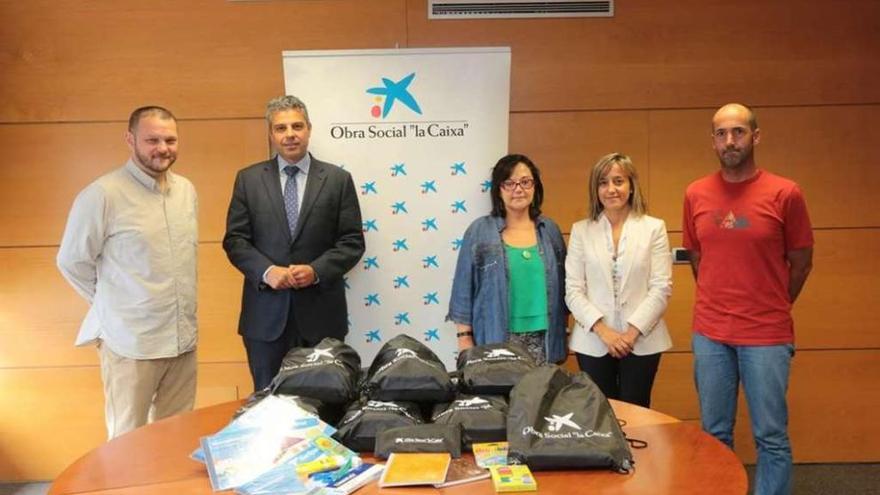 La Caixa da kits escolares a familias sin recursos