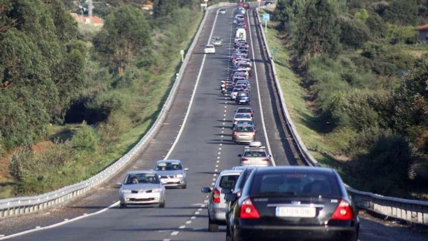 Retenciones en la vía rápida que une A Lanzada con la Autovía do Salnés. // Muñiz