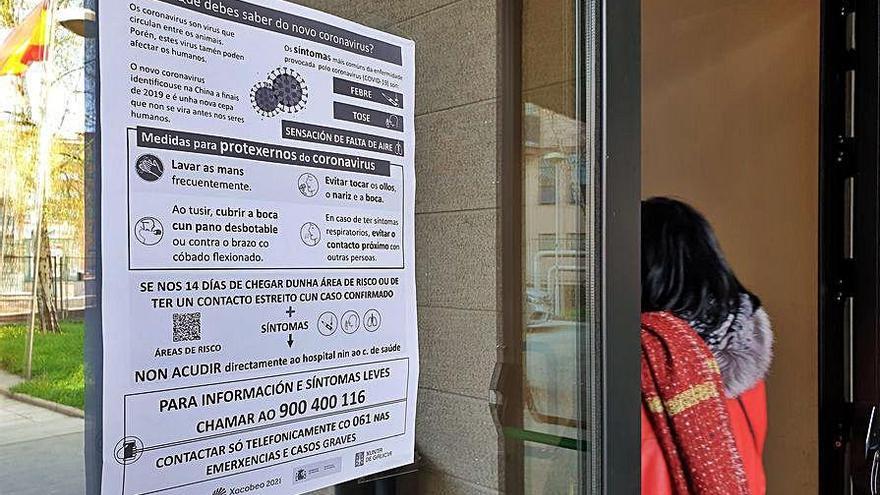 Un cartel sobre el coronavirus en el nuevo edificio judicial.