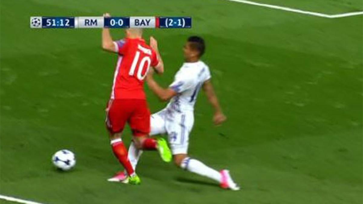 Robben forzó el penalti tras regatear a Casemiro