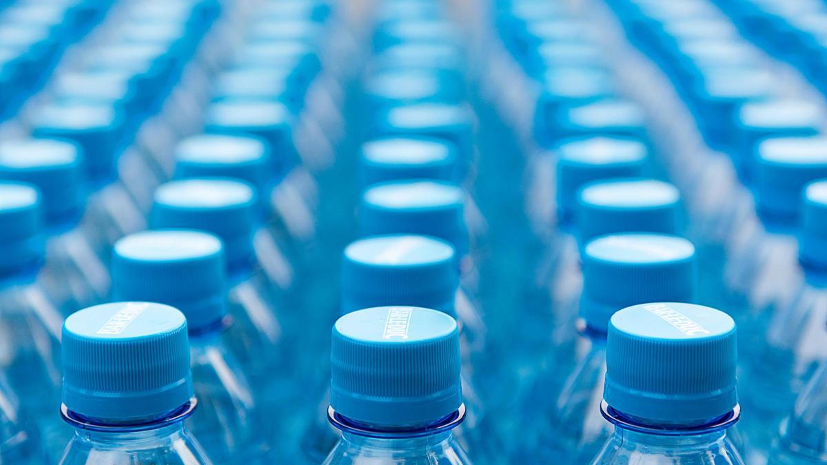 Imagen de archivo: botellas de agua.