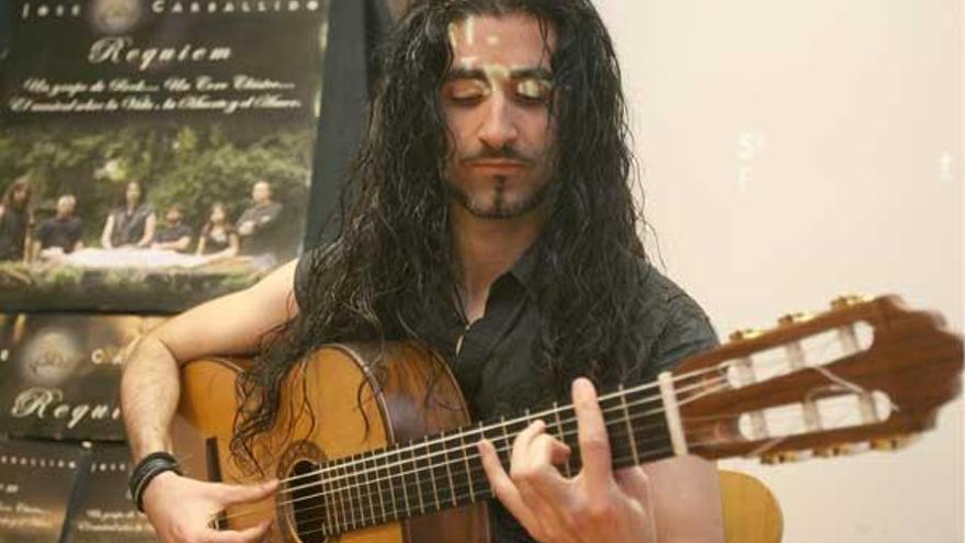 Jesús Carballido, durante la presentación, ayer, de &quot;Requiem&quot;. // Jesús de Arcos