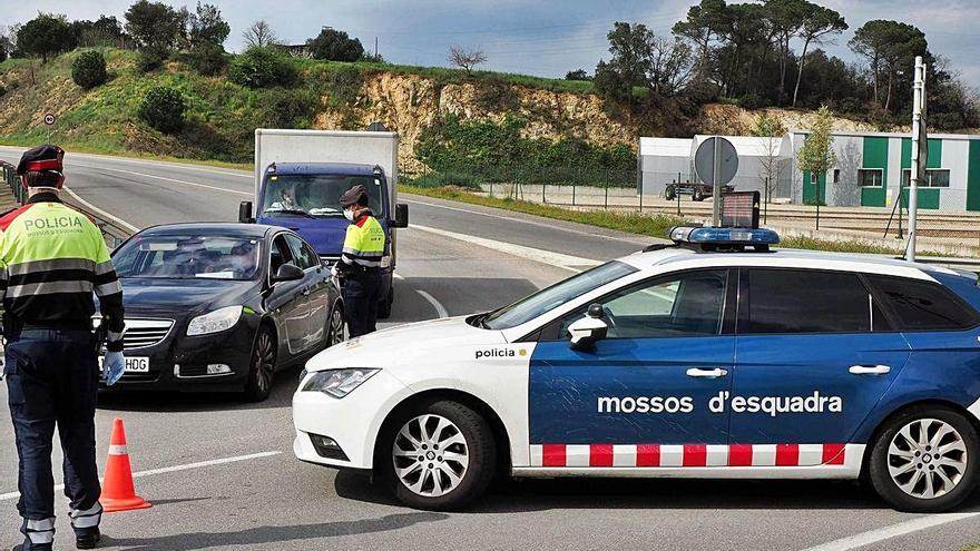 Agents de Mossos fent un control a Cassà pel coronavirus.