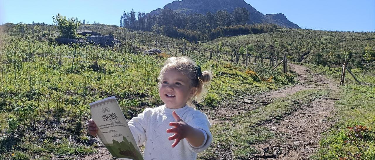 La pequeña Sofi Bañuelos, feliz con su diploma tras plantar un cerezo en O Galiñeiro.
