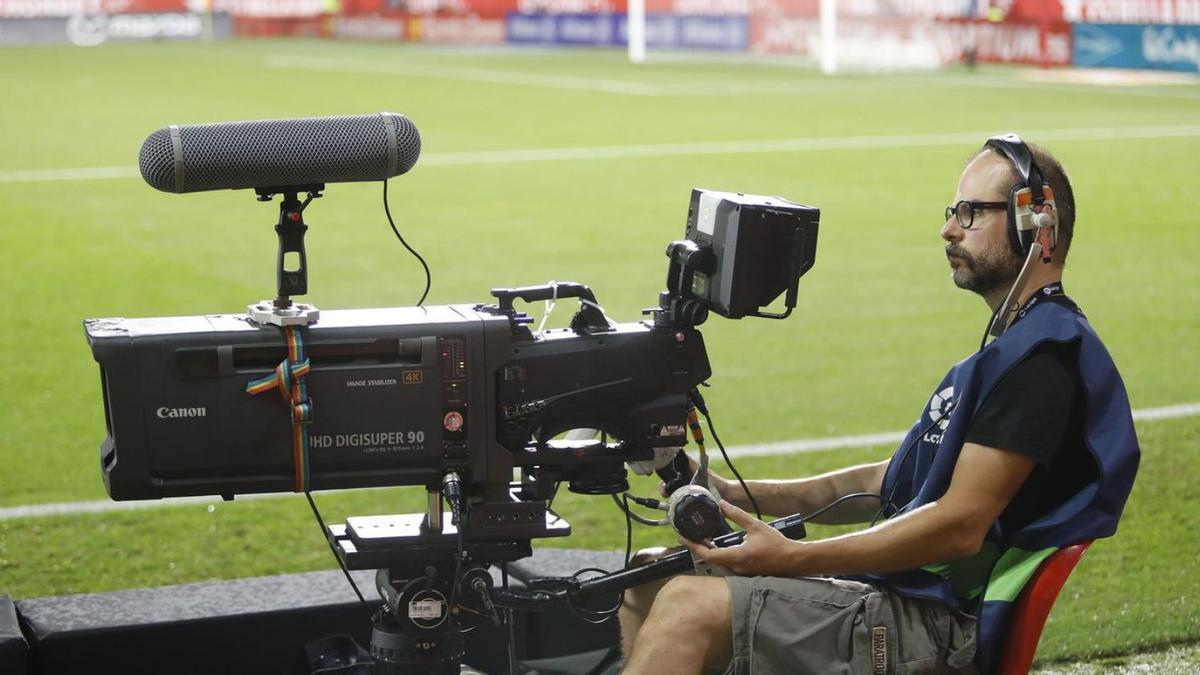 Un càmera de televisió, durant el Girona-Reial Madrid de fa unes temporades a Montilivi. | ANIOL RESCLOSA