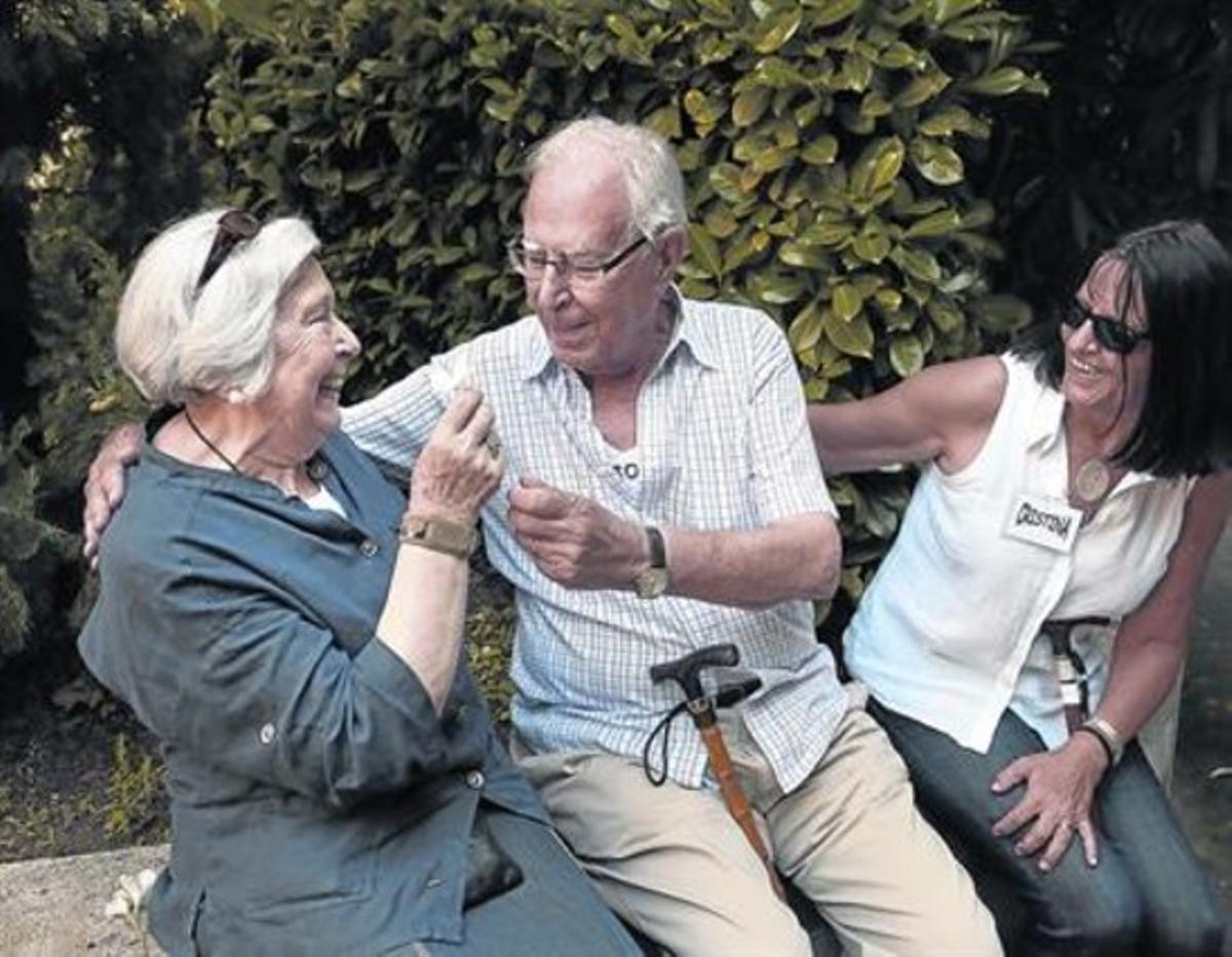 Maria Martínez iJoan Codinach, ambla voluntària Cristina Díez, passen uns dies de vacances a Arbúcies de la mà d’Amics de la Gent Gran.