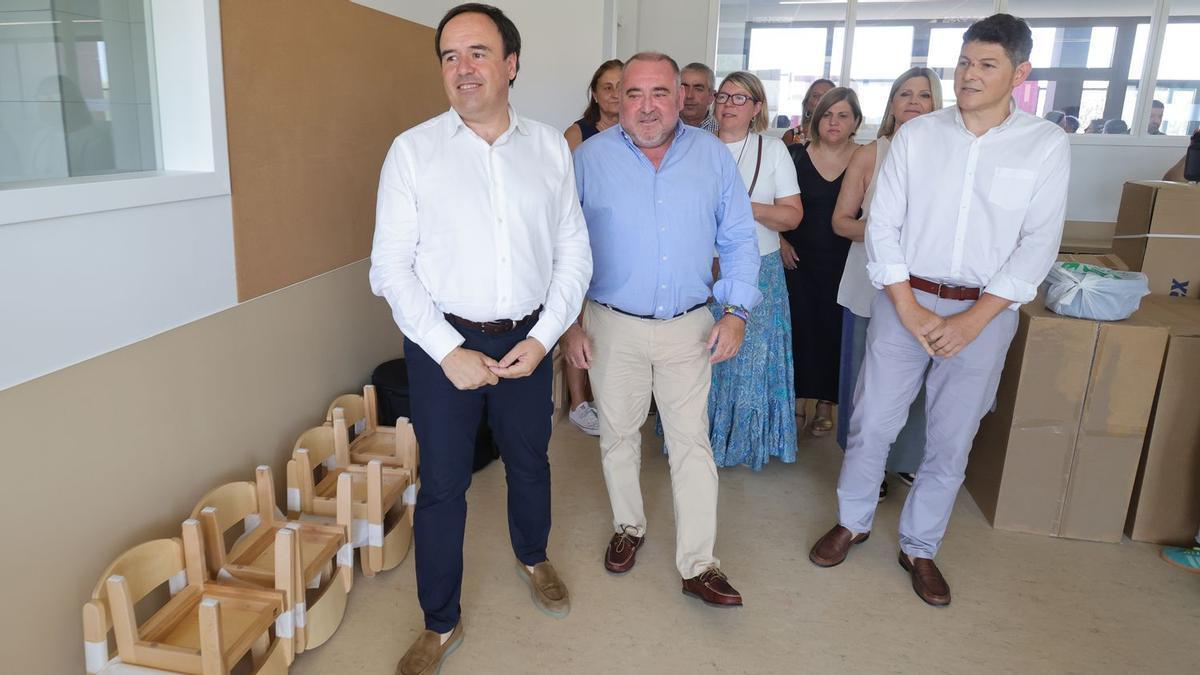 El presidente de la Generalitat, junto al alcalde de Sant Joan de Moró, han visitado las nuevas instalaciones educativas.