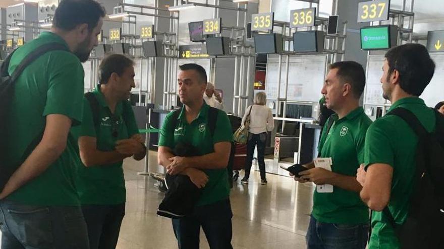 El cuerpo técnico del Unicaja, en el aeropuerto de Málaga, ayer, antes de viajar a Polonia, vía Amsterdam.