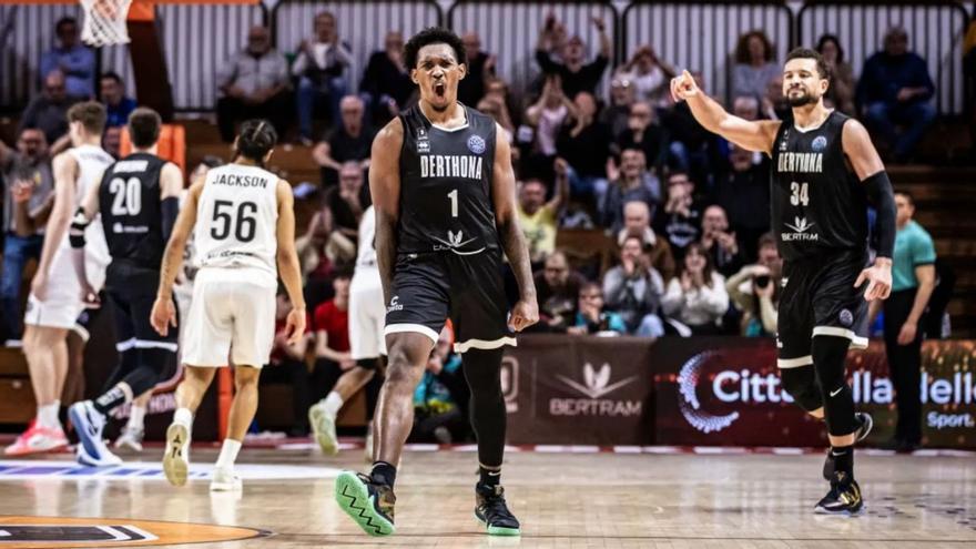 Vital (1) celebra una canasta, con Weems (34) al fondo, en un partido del Round of 16. | BCL