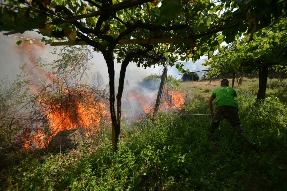 Un nuevo incendio en Pontesampaio hace saltar las alarmas // G.Santos