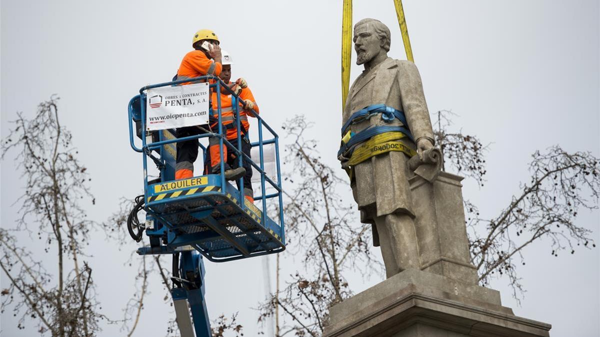 Barcelona  04 03 2018  Barcelona    Retirada de la estatua del esclavista Antonio Lopez de la plaza que lleva su nombre  Fotografia de Jordi Cotrina