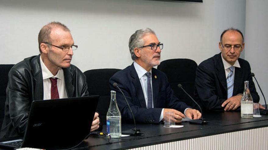 Antonio Falcón (i), José Regidor (c), y Juan Manuel Afonso (d), ayer en la Semana de la Investigación.